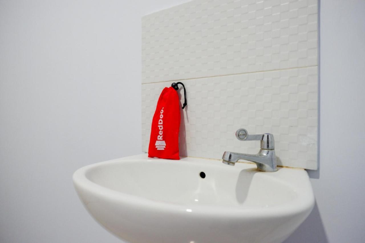 RedDoorz @ Hotel Bravo Pantai Kamali Bau Bau Baubau Zewnętrze zdjęcie